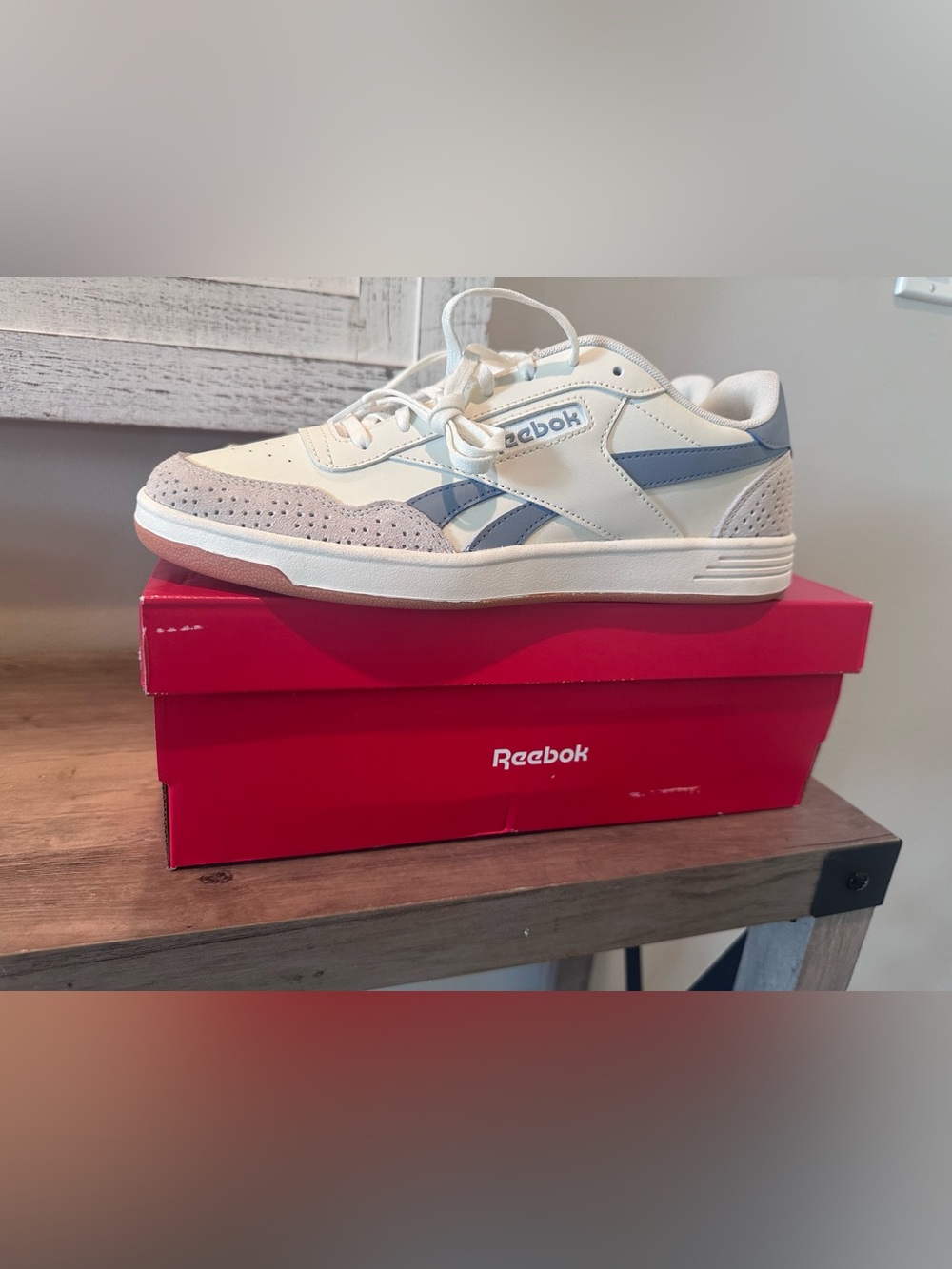 Reebok Court Advance LuxComfort Unisex Sneakers NIB White Blue Men’s 9.5 W 11 - Picture 2 of 6